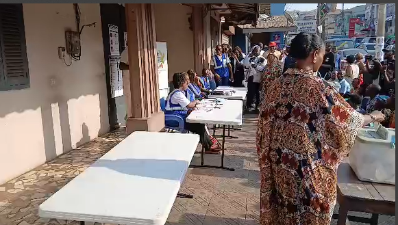 The Vice Presidential candidate of the New Patriotic Party (NPP), Dr. Matthew Opoku Prempeh, and his wife, Alma Pokuaa Adade Prempeh, have cast their votes at the Apagyafie Polling Station in the Manhyia South Constituency.