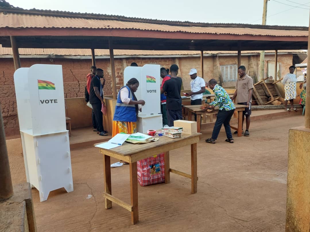 Voting delayed at Suma Ahenkuro Presbyterian B polling centre due to BV machine issues