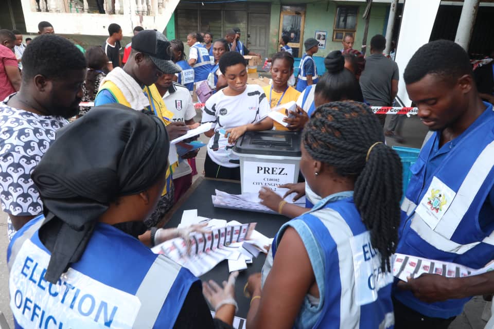 At the City Engineers Polling Station, designated as the final collation center of the Odododiodio Constituency, voting concluded at 5 PM.