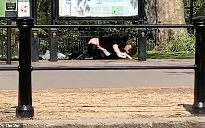 Couple having sex yards from Buckingham Palace