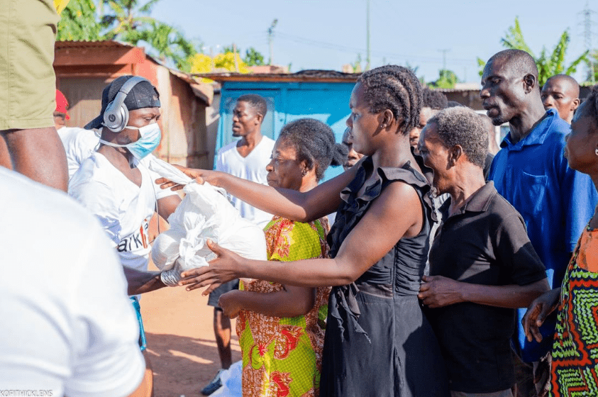 Coronavirus: Residents line up to receive items from Sarkcess Foundation