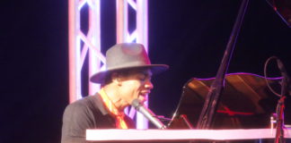 Kidi plays piano at 3Music Awards