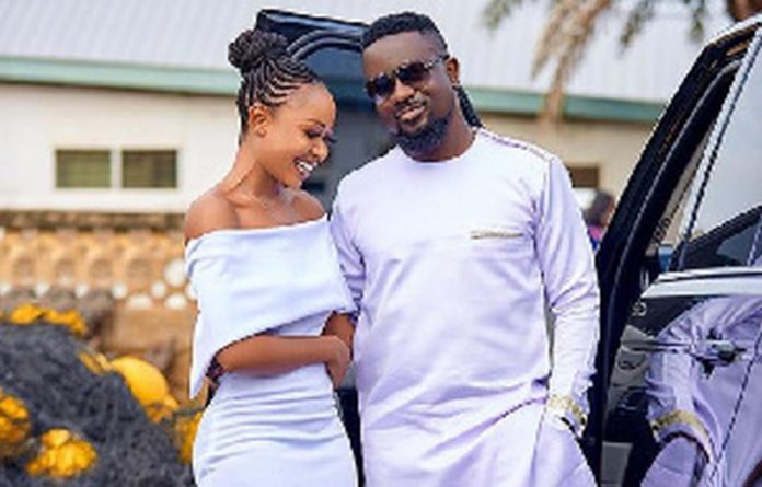 Akuapem Poloo in a photo with Sarkodie