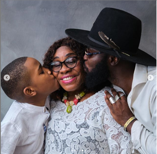 M.anifest kisses mother in family photo