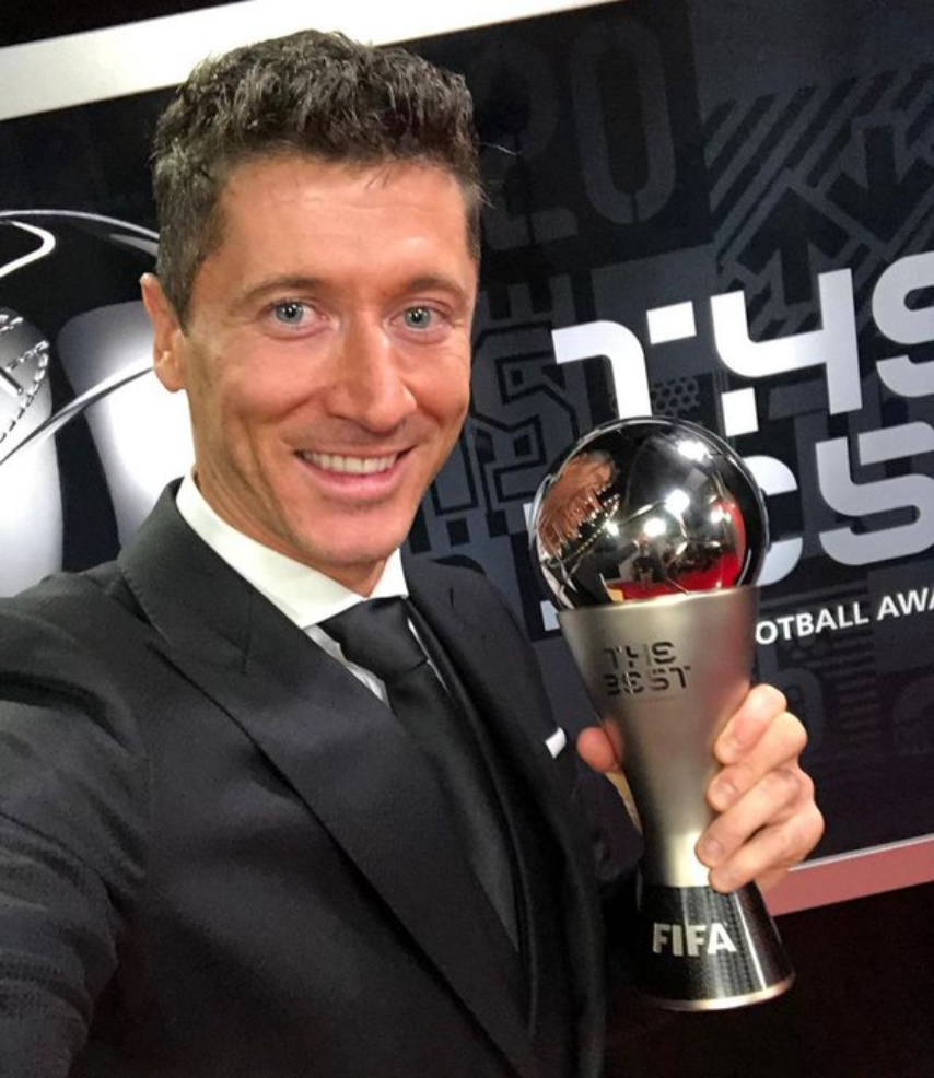 Best player win. Левандовски награда 2022. Награды Левандовски 2021. Lewandowski футболист FIFA.