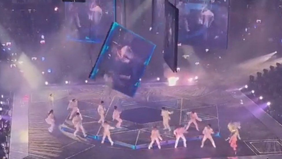 Giant screen falls on dancers at concert