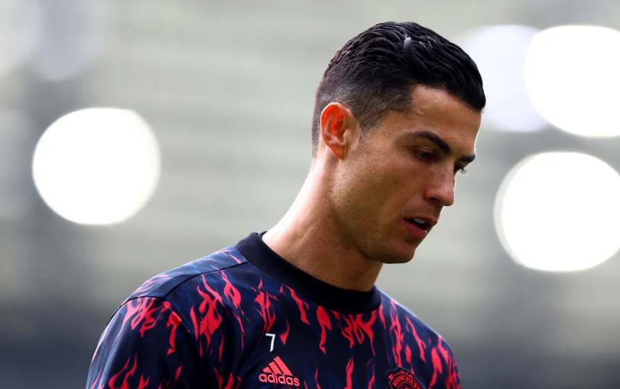 Football: Soccer-Ronaldo cautioned for slapping young fan's phone