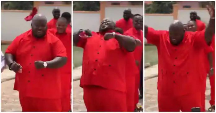 Ghanaian groomsman rocking orange kaftan shows off his dance moves. source: @live_with_kwaku