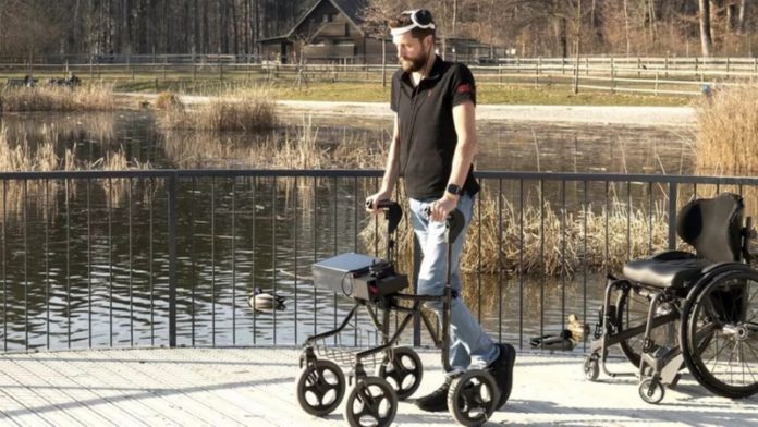 Gert-Jan can now leave his wheelchair behind and go for a walk in the park