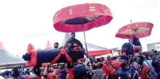 Nana Ama Kwentsiwa I and Nana Sekyi VI arriving at the durbar grounds in their palanquins