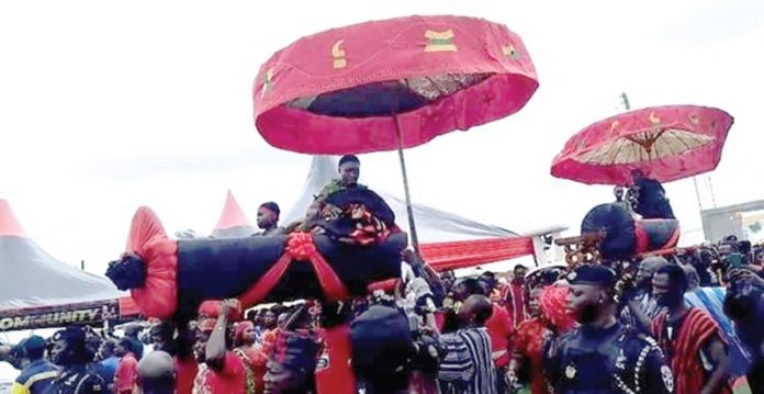 Nana Ama Kwentsiwa I and Nana Sekyi VI arriving at the durbar grounds in their palanquins