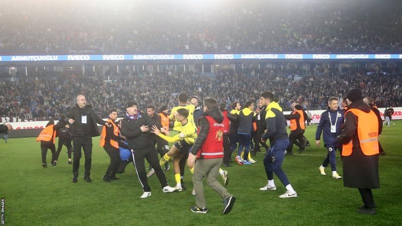 Trabzonspor Fans Attack Fenerbahce Players After Loss - Adomonline.com