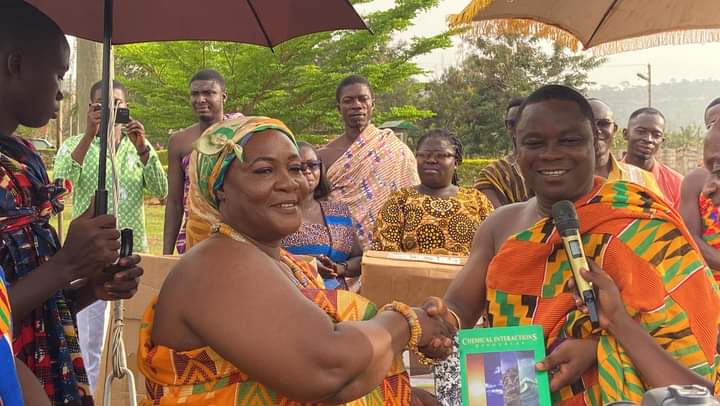 Asante Akyem 'Adesuahene' donates books, lab equipment to Agogo State ...