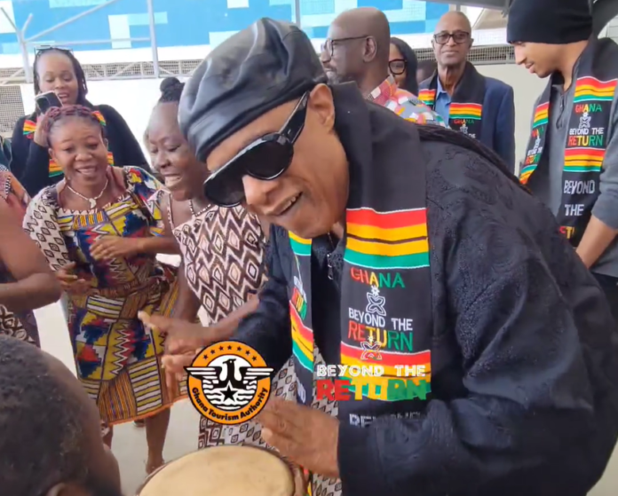 Stevie Wonder plays a drum at Kotoka International Airport, Ghana | Credit: @ByeondtheReturn/Instagram