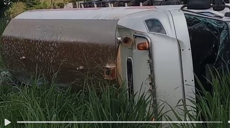 Juaso: Gas tanker falls on Kumasi-Accra highway, driver injured [Photos ...