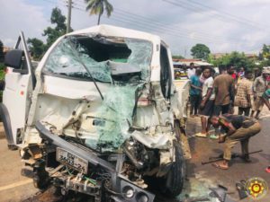 Firefighters rescue driver trapped after accident at Suhum - Adomonline.com