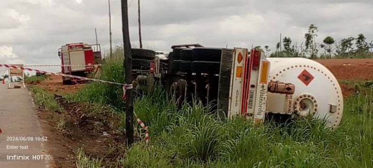 Juaso: Gas Tanker falls On Kumasi-Accra highway, Driver Injured [Photos]