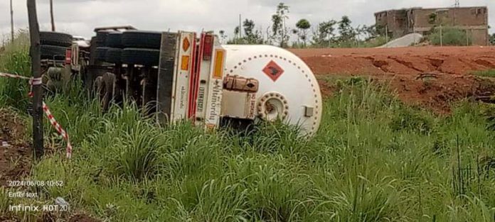 Juaso: Gas tanker falls on Kumasi-Accra highway, driver injured [Photos ...