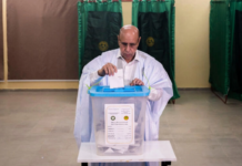Incumbent Mauritanian President Mohamed Ould Ghazouani casts his ballot at a polling station in Nouakchott on June 29, 2024. © Michele Cattani, AFP