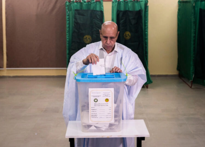 Incumbent Mauritanian President Mohamed Ould Ghazouani casts his ballot at a polling station in Nouakchott on June 29, 2024. © Michele Cattani, AFP