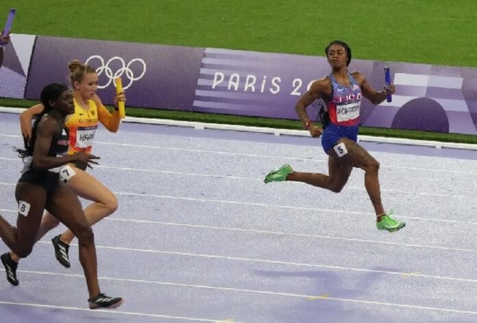 Sha’carri Richardson (USA) looks towards her competitors in the women’s 4x100m relay final during the Paris 2024 Olympic Summer Games at Stade de France