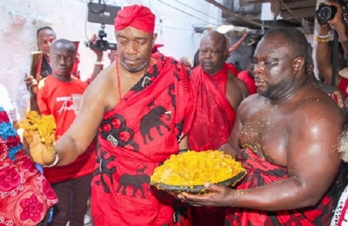 King Tackie Teiko Tsuru (left), Ga Mantse, sprinkling Kpokpoi