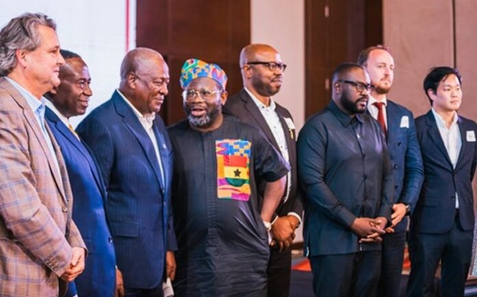 President Mahama (3rd from left) in a chat with Kimathi Kuenyehia (4th from left), President of AMCHAM Ghana. With them are Joe Mensah (2nd from left), former AMCHAM President, and other representatives of the business community across the country