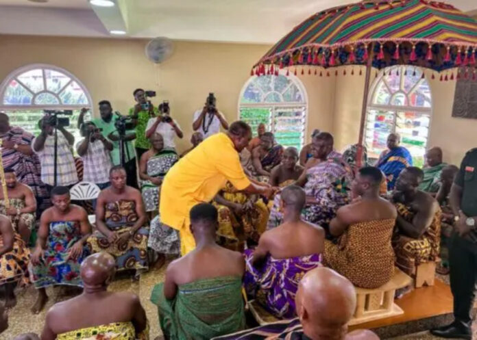 Alan Kyerematen pays a courtesy visit to the Asantehene.