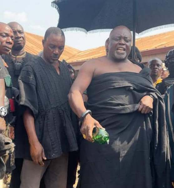 Apapamhene and Amantoamiensahene Osabarim Okogyeaman Apagya Fori - Pouring libation for the destooled ceremony